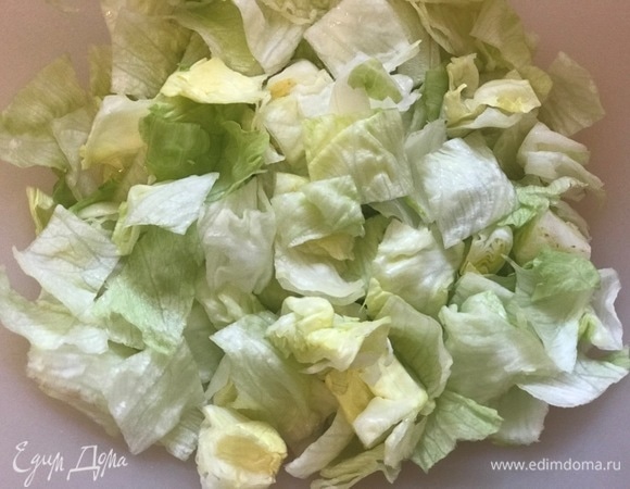 Салат айсберг нарвать руками или нарезать шайбами 2х2 см.