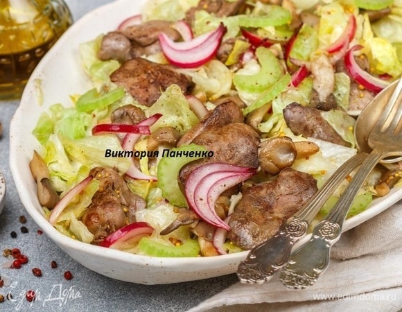 Стебель сельдерея нарезать тонкими пластинками. Выложить готовый салат в плоское блюдо, сверху посыпать сельдереем, приправить солью и свежемолотым перцем. Подавать салат теплым. Приятного аппетита!