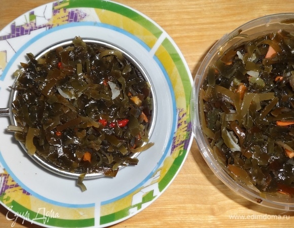 Салат из маринованной морской капусты процедить от заливки.