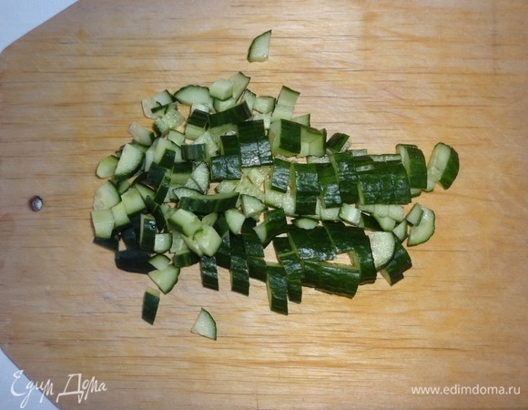 Огурец вымыть, обсушить, нарезать ломтиками.
