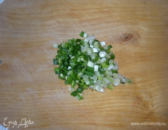 Зеленый лук помыть, обсушить, мелко нарезать.