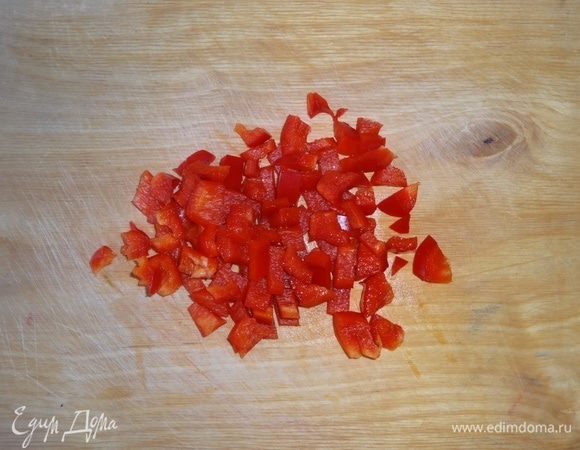 Перец очистить от семян, нарезать мелкими кубиками.