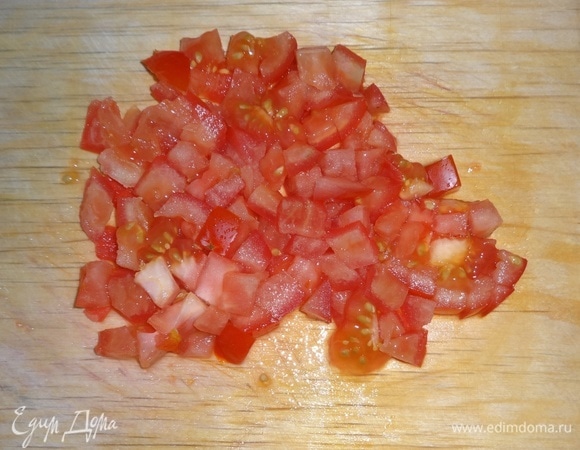 Помидоры вымыть, обсушить, нарезать мелкими кубиками.