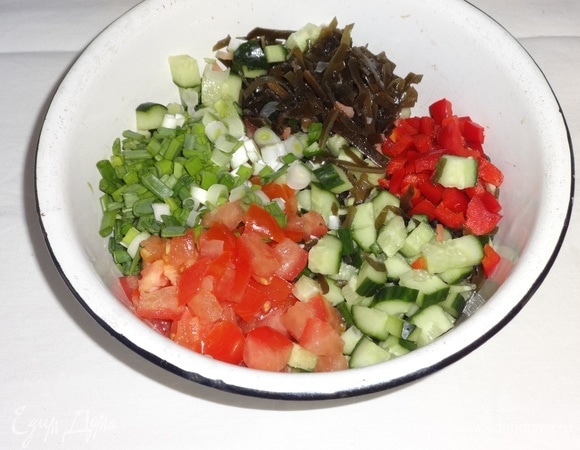 Выложить подготовленные продукты в миску.