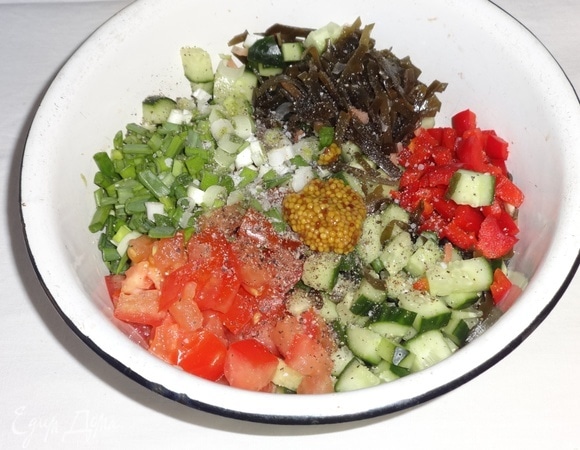 Посолить, поперчить, положить горчицу с зернами, перемешать. Открыть банку с морским коктейлем в масляной заливке.