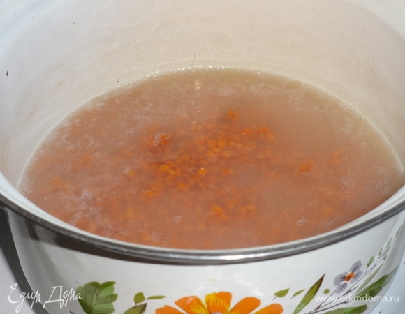 Чечевицу промыть, положить в кастрюлю с холодной водой и поставить на огонь.