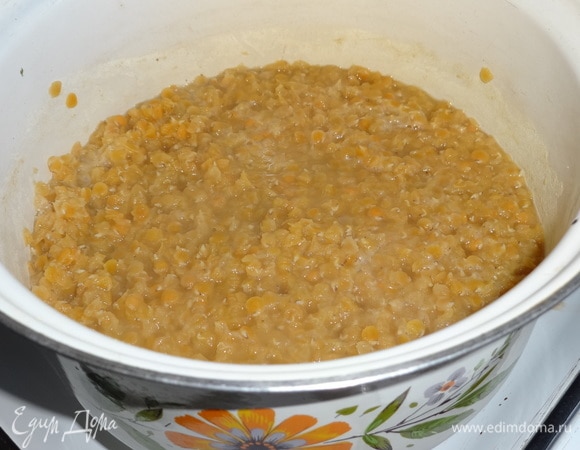 Сварить чечевицу до состояния разваривания. Перед окончанием варки немного посолить. Измельчить чечевицу блендером.