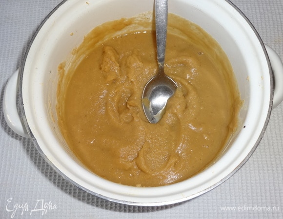 Чечевичное пюре протереть через сито.