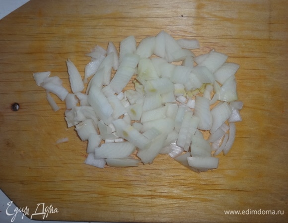 Лук почистить, вымыть, обсушить, мелко нарезать. Чеснок очистить, пропустить через пресс.