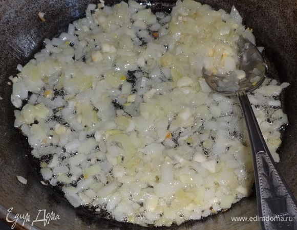 В сковороде разогреть растительное масло, всыпать лук и обжарить до золотистого цвета.