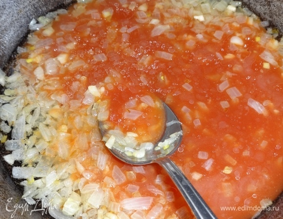 Томатную пасту развести в воде, вылить раствор в сковороду с луком, перемешать.