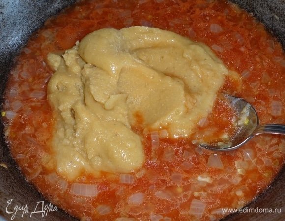 Добавить в сковороду чечевичное пюре, перемешать.