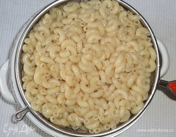 Сварить макароны по инструкции на упаковке. Откинуть на сито.