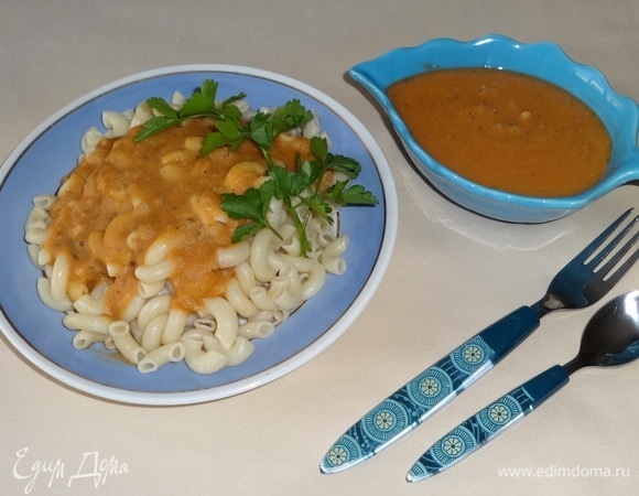 Разложить макароны по тарелкам, полить чечевичным соусом, украсить зеленью. Подать к столу. Угощайтесь! Приятного аппетита!