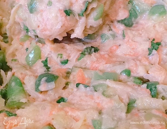 Кабачки размороженные желательно натереть на терке (у меня были мелко резанные на квадраты, можно использовать свежие овощи). Поместить в глубокую миску. Оставить минут на 10. Тем временем картофель сырой натереть на терке (крупно или мелко — по желанию). Так же натереть лук, чеснок и морковь. Из миски с кабачками слить всю жидкость, хорошенько отжать кабачки. Соединить все ингредиенты (кабачки, картофель, лук, чеснок, морковь). Сюда же нарезать выбранную вами зелень. Тщательно перемешать. Добавить яйцо, муку, хмели-сунели и соль. Снова перемешать. Получается вот такая масса (не жидко и не густо — можно лепить котлетки руками).