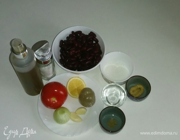 Собираем вместе все необходимые для салата ингредиенты. Горчицу и приправы используйте те, которые вам нравятся. Перед тем, как начать готовить салат, консервированную фасоль нужно промыть водой.