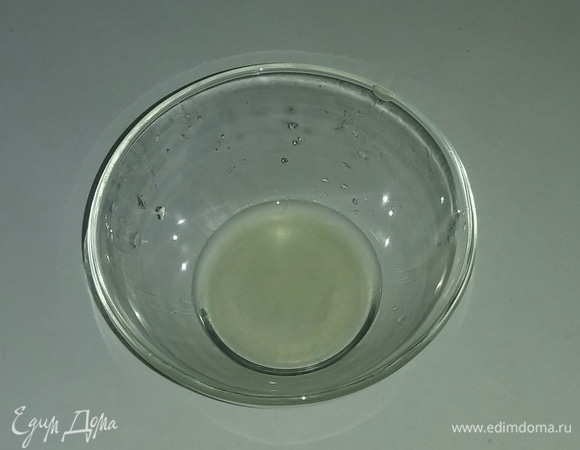 Выжимаем сок из кружочка лимона и смешиваем его с водой. Эта смесь понадобится нам для приготовления дальнейшей заправки салата.