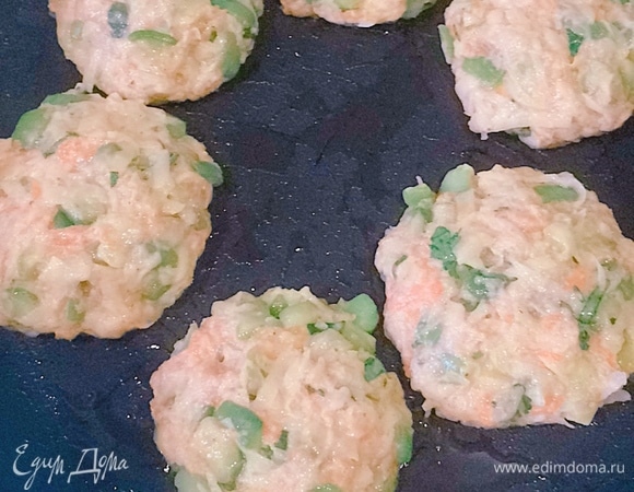 На раскаленную сковородку наливаем немного масла. Лепим котлетки и выкладываем их.