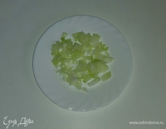 Лук режем кубиками.