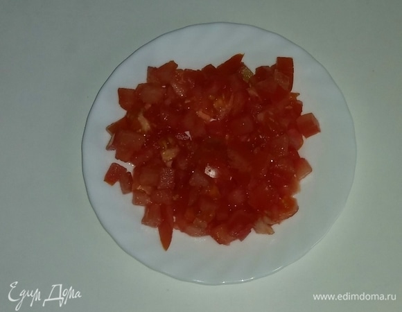 Режем помидор кубиками.