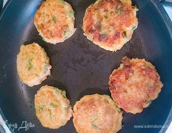 Жарим с каждой стороны на самом минимальном огне минут по 5–10 (зависит от сковородки и плиты). После обжарки с 2-х сторон я буквально 1 столовую ложку воды вылила в сковородку и закрыла крышкой на 1–1,5 минуты (для того, чтобы все пропеклось хорошо).