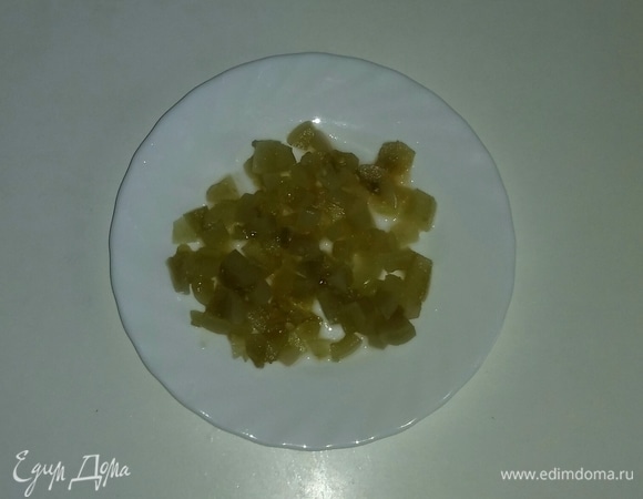 Режем кубиками зеленый соленый помидор.
