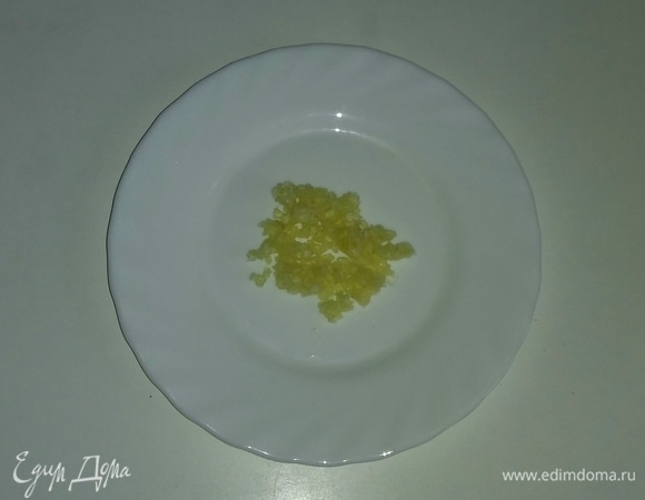 Зубчики чеснока пропускаем через пресс.