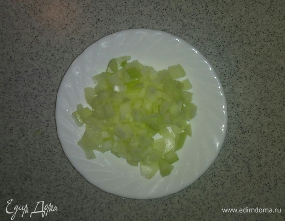 Лук режем тоже кубиками.