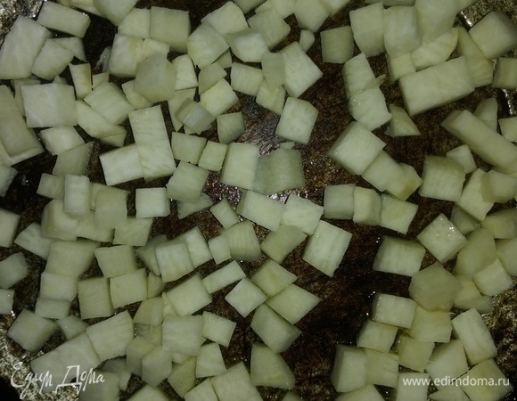 Добавляем оливковое масло и ставим сковороду на мелкую конфорку на средний огонь. Выкладываем в сковороду репу. Обжариваем репу под крышкой 15 минут.