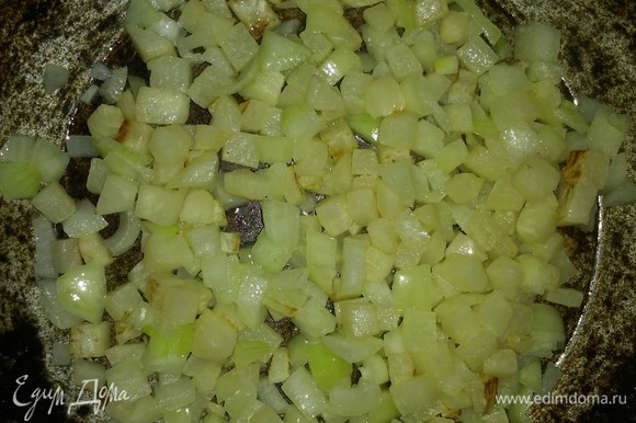 Спустя 15 минут добавляем в сковороду к репе лук и соль, перемешиваем. Обжариваем овощи также под крышкой еще минут 10.