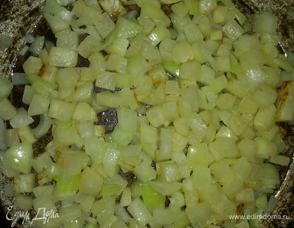 Спустя 15 минут добавляем в сковороду к репе лук и соль, перемешиваем. Обжариваем овощи также под крышкой еще минут 10.