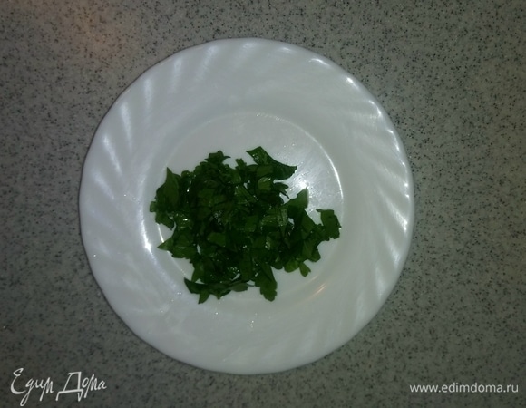 Петрушку режем мелко.