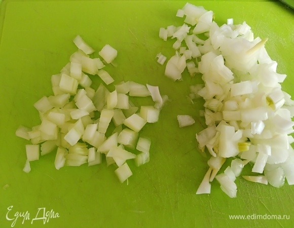 Сельдерей и луковицу мелко порубить.