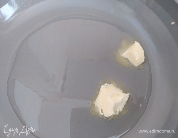 В сковородке разогреть оба вида масла.