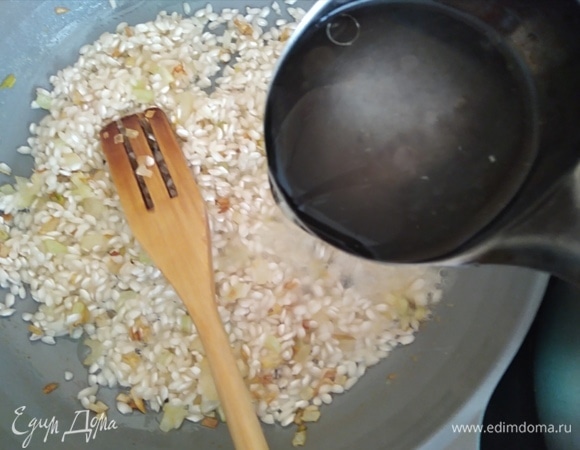 Влить 1 половник бульона, перемешать и дать впитать жидкость. Таймер поставить на 17 минут. Обычно ризотто готово через 15–18 минут.