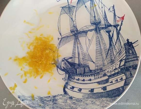 С лимона снять цедру и выжать 2 столовые ложки сока.