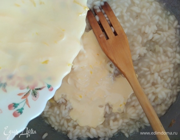 Когда зазвенит таймер (17 минут), влить сливочно-лимонную смесь в сковородку.