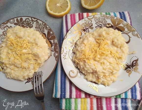 Посыпать сыром и сразу подавать к столу.