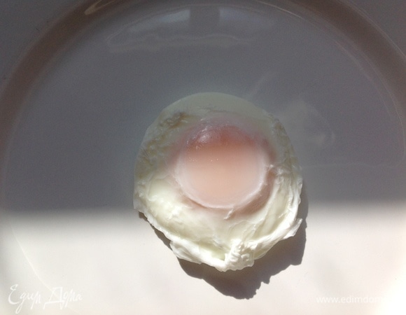 Сварить яйцо пашот. В кипящую воду добавить каплю уксуса, закрутить венчиком воду и влить яйцо. Варить 1 минуту.