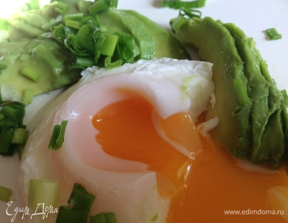 Если яйцо пашот не переварить, серединка будет вот такая.