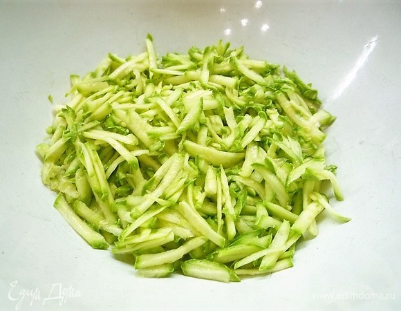 Духовку предварительно разогреваем до 190°C. Кабачок моем и натираем на крупной терке прямо с кожицей в глубокую чашку.