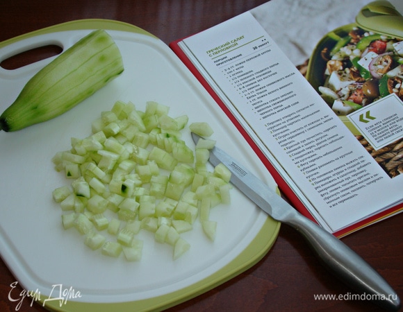 Свежий огурец очистить от кожуры и, удалив семена, нарезать на небольшие кусочки.