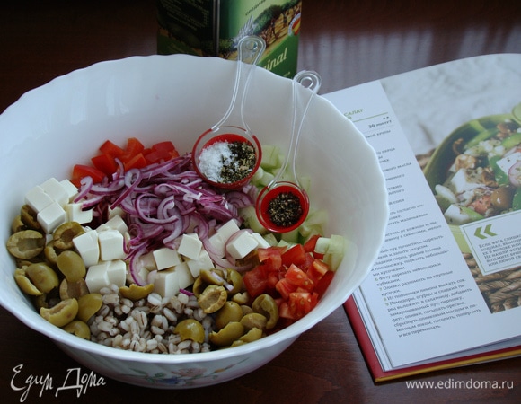 В миске смешать все ингредиенты. Добавить сушеный орегано, свежемолотый перец, соль по вкусу. Все сбрызнуть лимонным соком и оливковым маслом, аккуратно перемешать.
