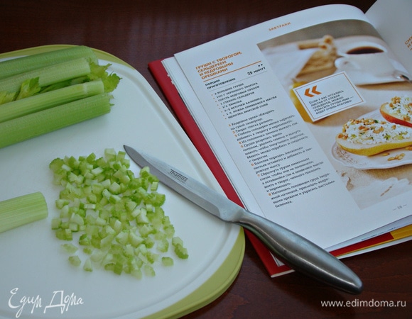 Один стебель сельдерея мелко нашинковать.