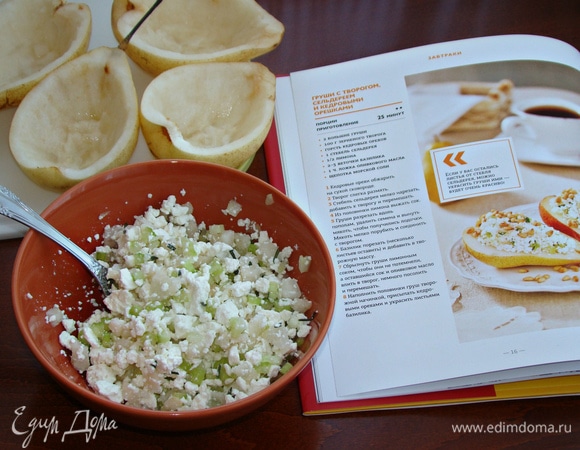 В творожную начинку влить оставшийся лимонный сок, измельченный розмарин, чайную ложку оливкового масла, добавить щепотку соли. Все перемешать.