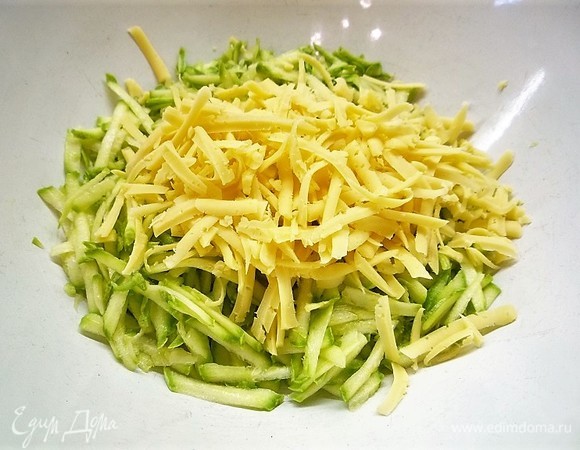 Сыр натираем на крупной терке и выкладываем к кабачку.