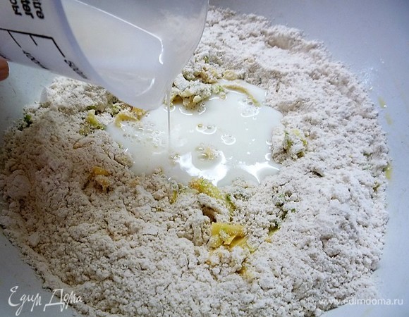 Вливаем молоко, солим, перчим, добавляем измельченный чеснок и перемешиваем. Тесто должно получиться по консистенции, как густая сметана: если оно будет слишком жидким, добавляем чуть- чуть муки, если получится слишком густым — немного молока.