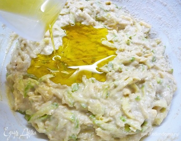 В тесто вливаем 50 мл оливкового масла и еще раз перемешиваем.