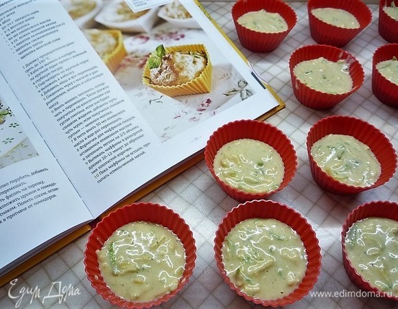 Формочки для маффинов смазываем оставшимся оливковым маслом и заполняем тестом на 2/3 объема.