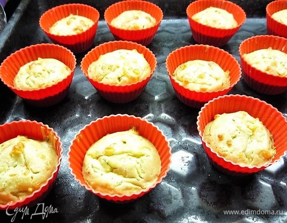 Выпекаем маффины в разогретой духовке при температуре 190°C 10–12 минут до образования золотистой корочки.
